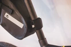 BOLSA SILLIN GRAVEL MERIDA IMPERMEABLE NEGRO -Tienda De Bicicletas bolsa sillin gravel merida impermeable negro 3